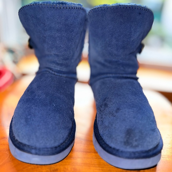 Ugg’s Womens Bailey Button Blue Size 7 (Mid-Top)